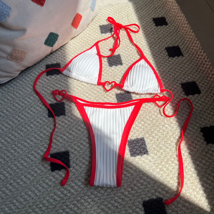 Dame bikini-sæt med raffinere hjerteapplikationer og højt skårne sideskæringer Stilla