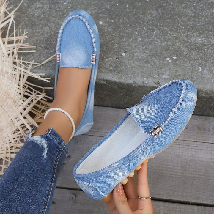 Dame mokkasiner med mod design i denim og dekorative kædeaccentuer Stilla