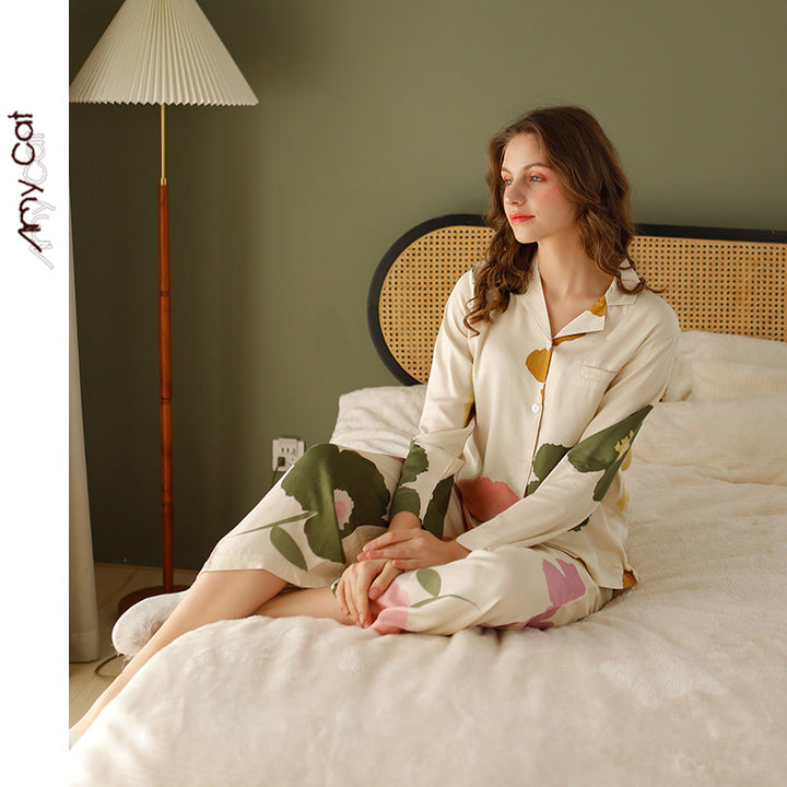 Damer pyjamasæt i silkeagtigt blødt stof med blomsterdesign og klassisk snit Stilla