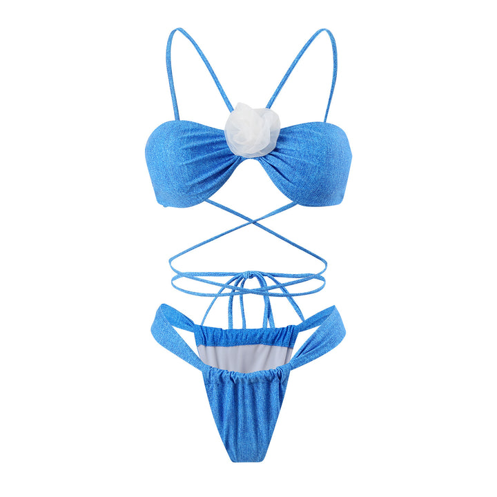 Damebikini med raffinerede snøredetaljer og elegant blomsterelement Stilla