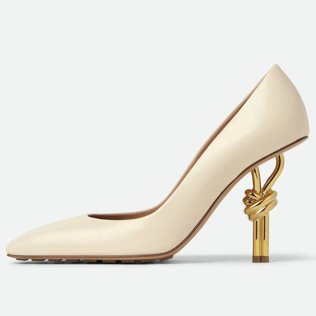 Femme Elegante Spids-Tå Høj-Hæl Pumps med skulpturel gylden accent Stilla