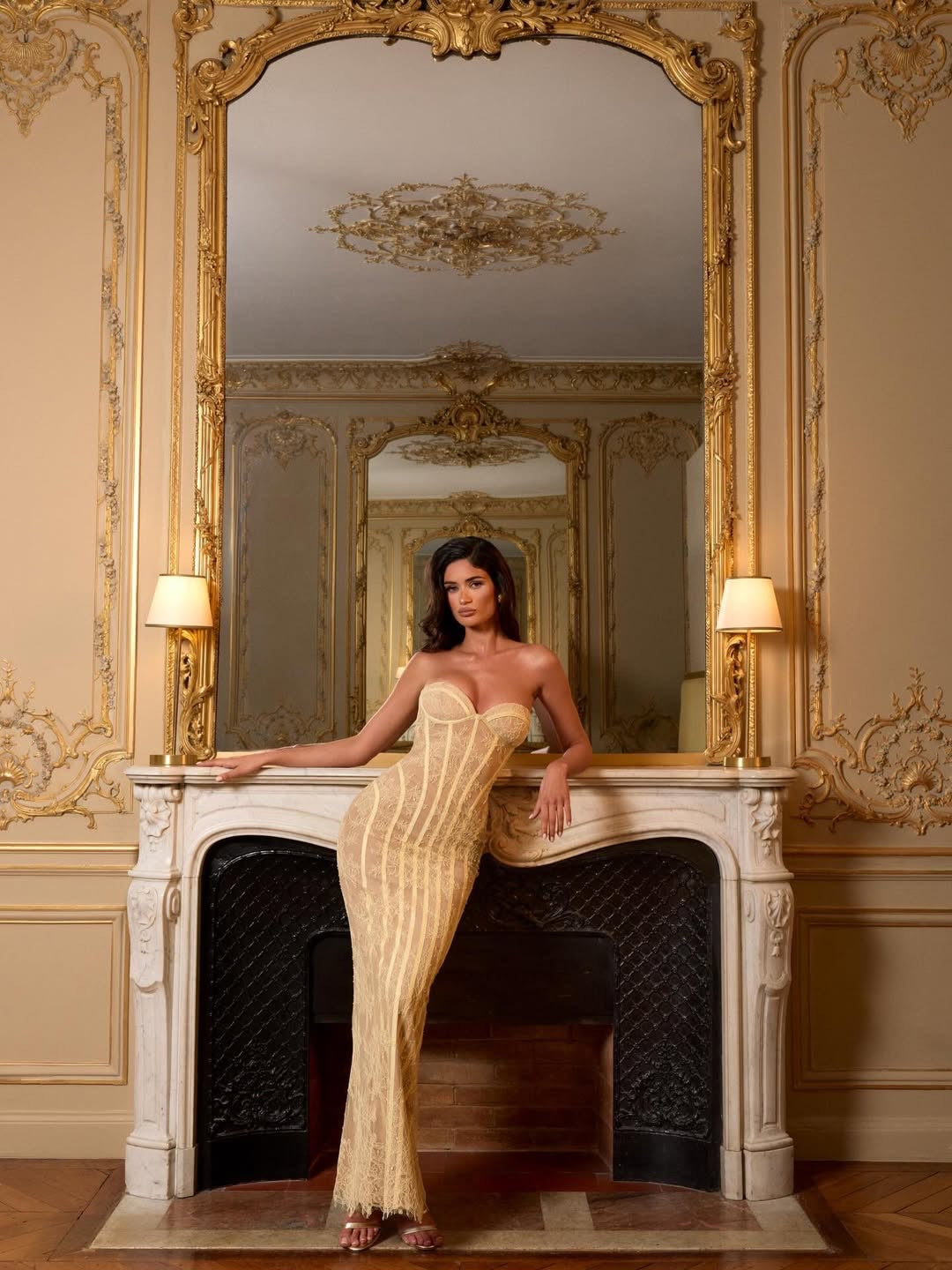Dame figursyet spidskjole med off-shoulder design og elegant taljesnit Skovae