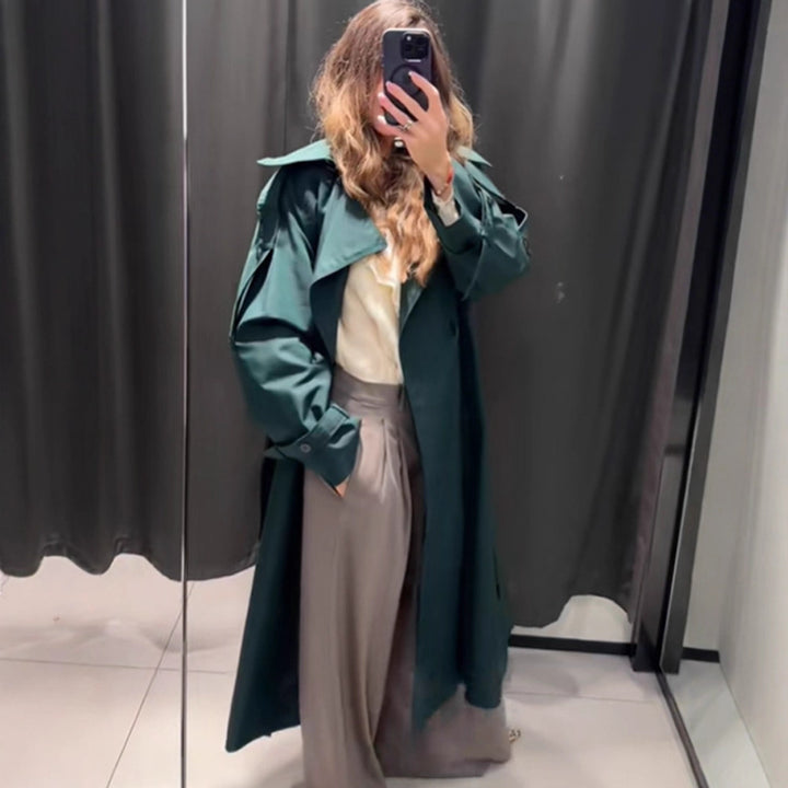 Dame trenchcoat med moderne detaljer og bred revers Stilla