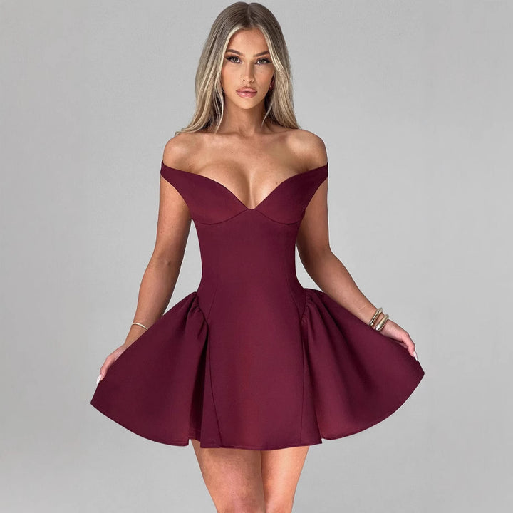 Dame Couture Cocktailkjole med Off-Shoulder Design og Voluminøs Skirt Skovae