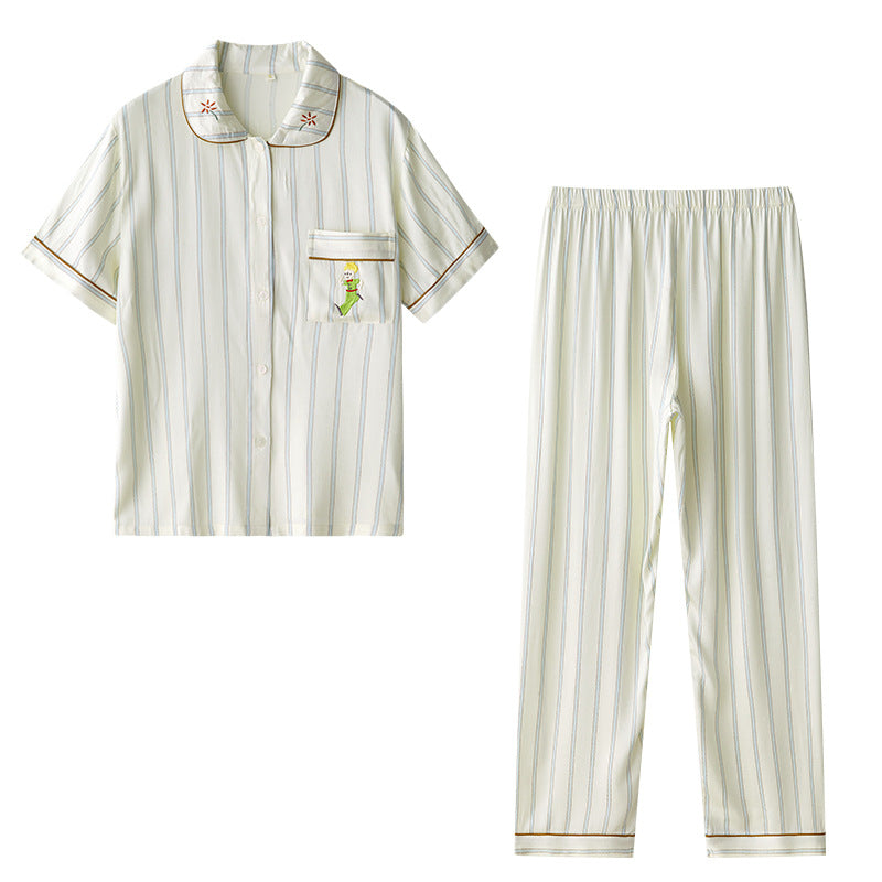 Dame pyjamasæt med elegant stribemønster og broderede detaljer Stilla