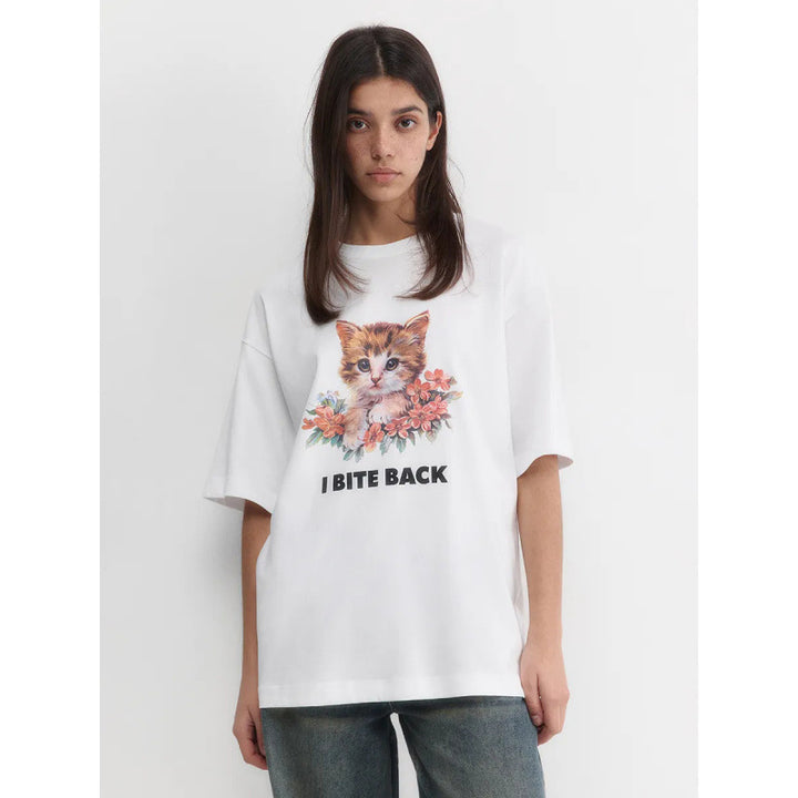 Dame T-shirt med kunstnerisk kattemotiv og inspirerende sætning Stilla