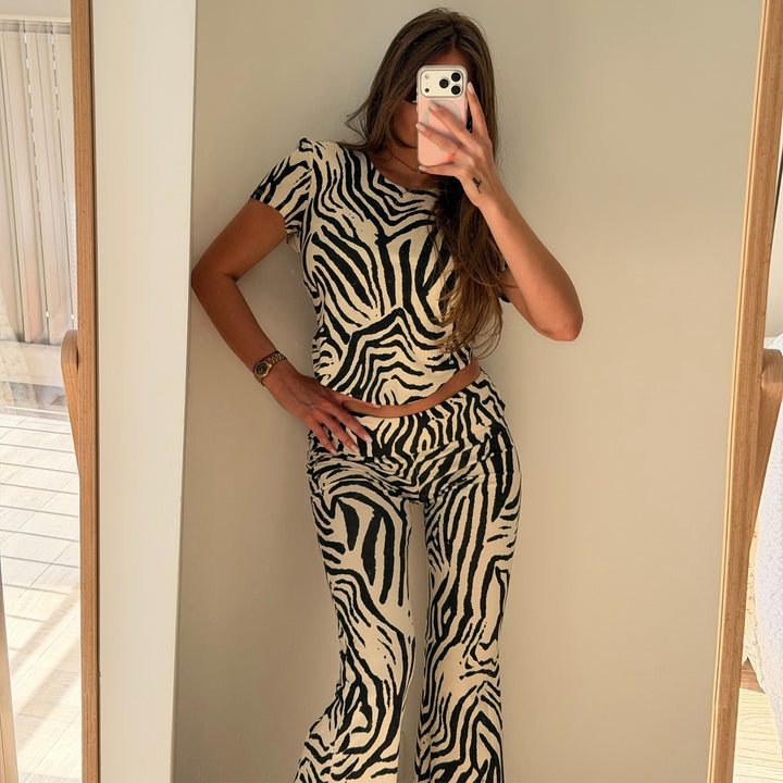Kvinders sæt lavet af kortærmet top og flagrende bukser med zebra mønster