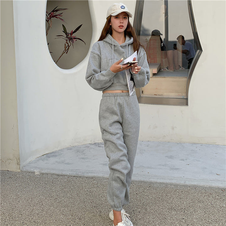 Kvinders afslappede træningsdragt sæt med cropped hoodie og behagelige sweatpants Stilla