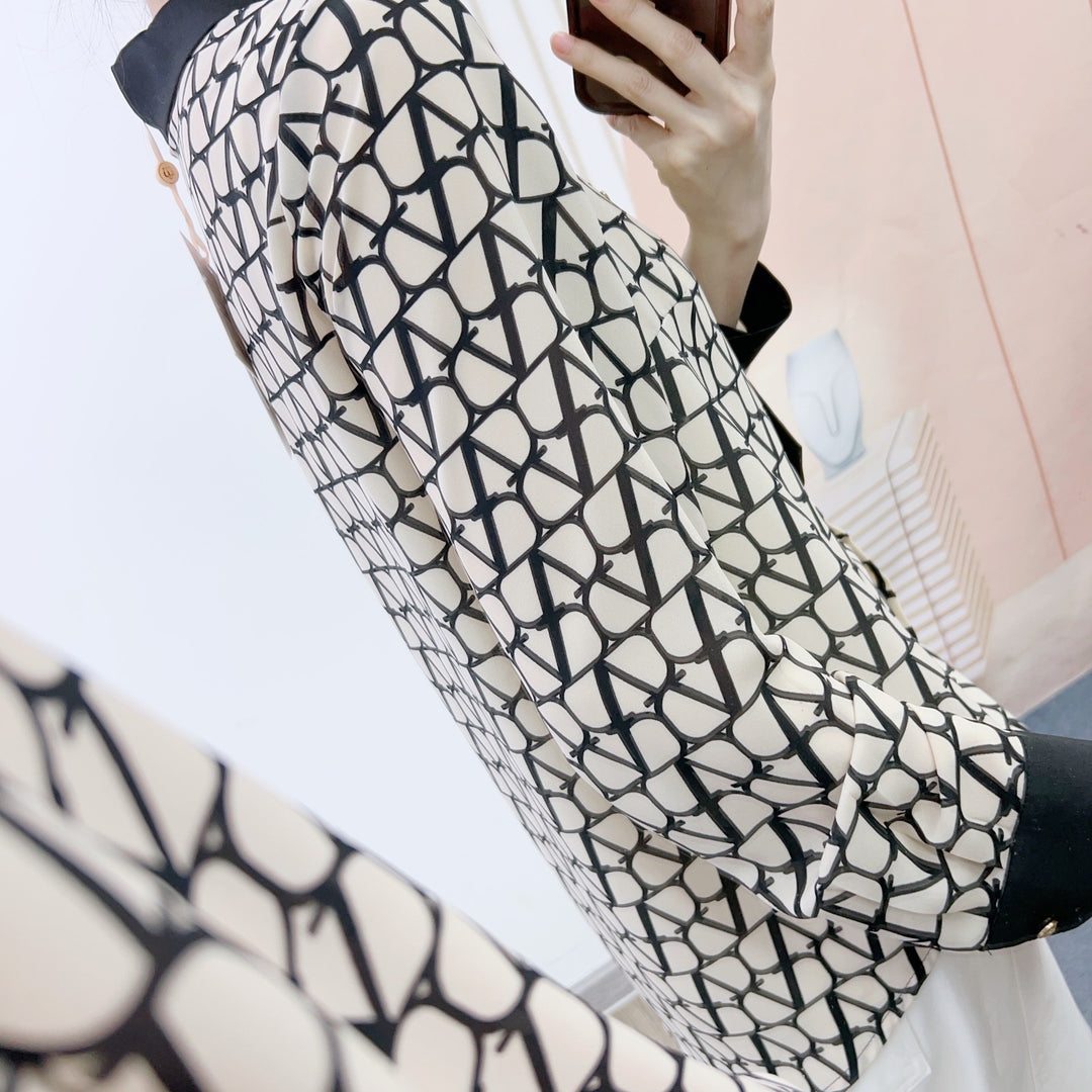 Dame elegant bluse med dekorative knapper og fashionable krave Stilla