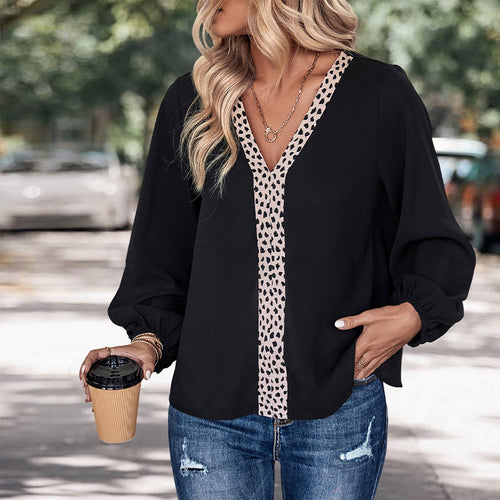 Damebluse med leopardprint-detaljer og elegant V-hals Stilla