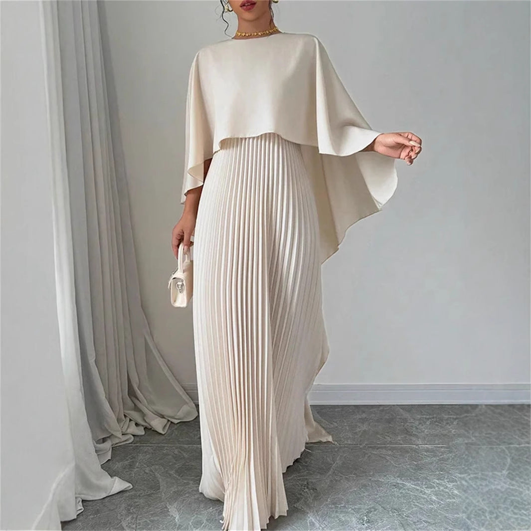 Elegant dame-maxikjole med plisseringer og capeforstykke Stilla