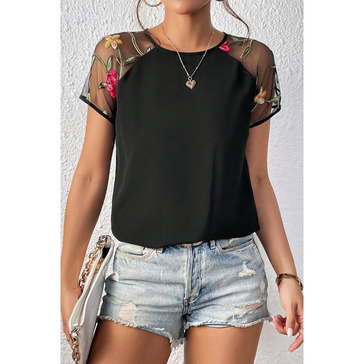 Damebluse med transparente spidsermer og florale detaljer Skovae