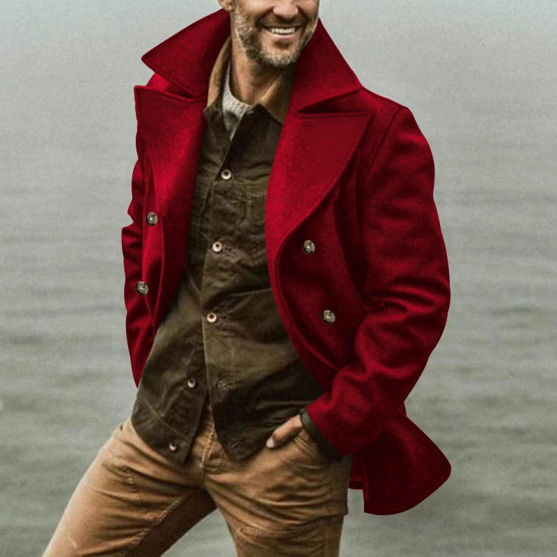 Herre mode Peacoat lavet af kvalitets uldmix med klassisk reverskrave og elegante knapper Stilla