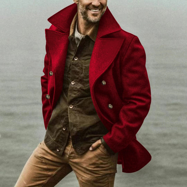 Herre mode Peacoat lavet af kvalitets uldmix med klassisk reverskrave og elegante knapper Stilla