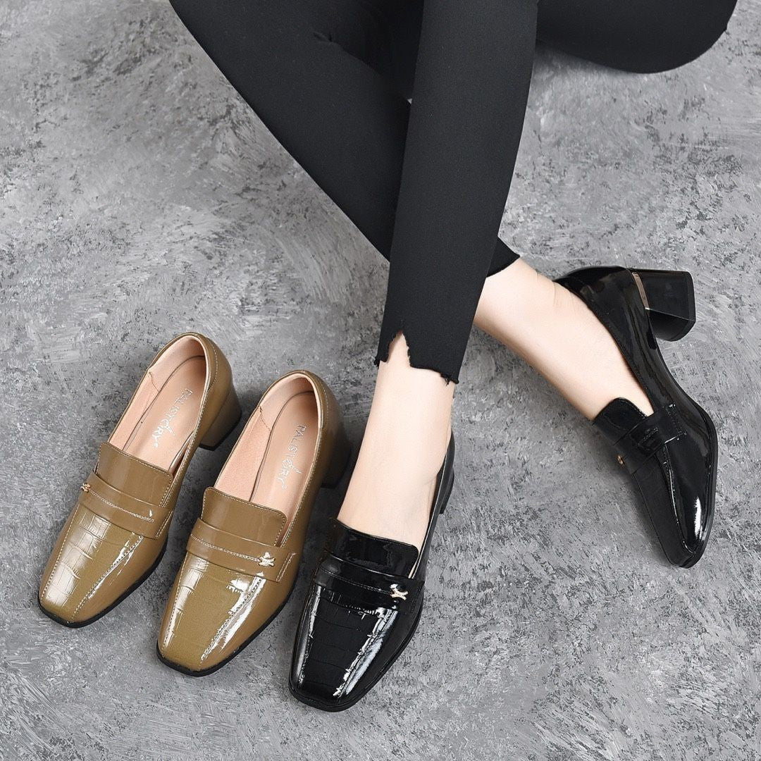 Dame elegante loafers med glinsende lakoverflade og komfortabel blokhæl Stilla