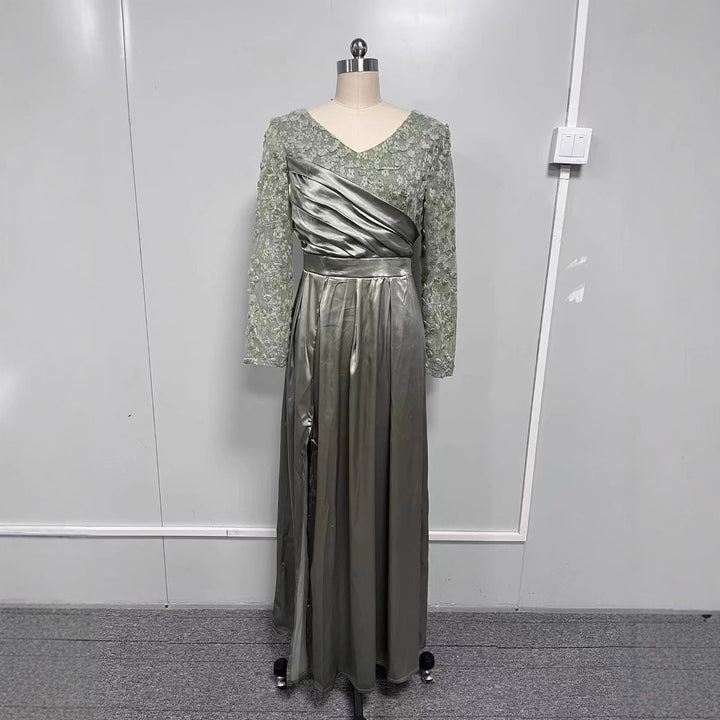 Dame Elegant aftenkjole med skinnende overdel og sideslits Stilla