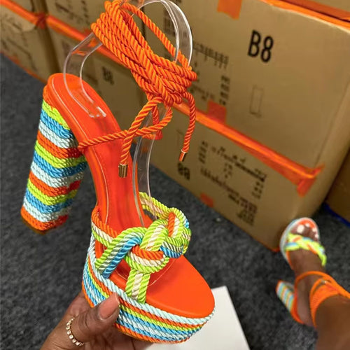 Femme Strappy Høj-Platform Sandaler med Sejl-Detaljer Stilla