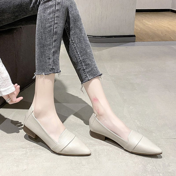 Dame spidse lav blokhæl-mules med elegant rem-design Stilla