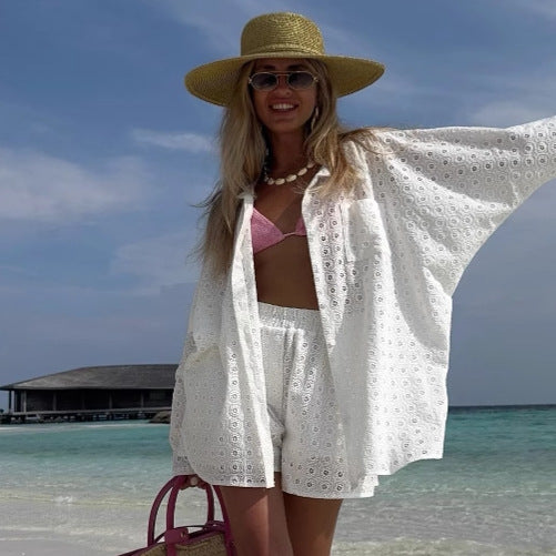 Dame Elegant og luftig strandoutfit med smart bluse og shorts Stilla