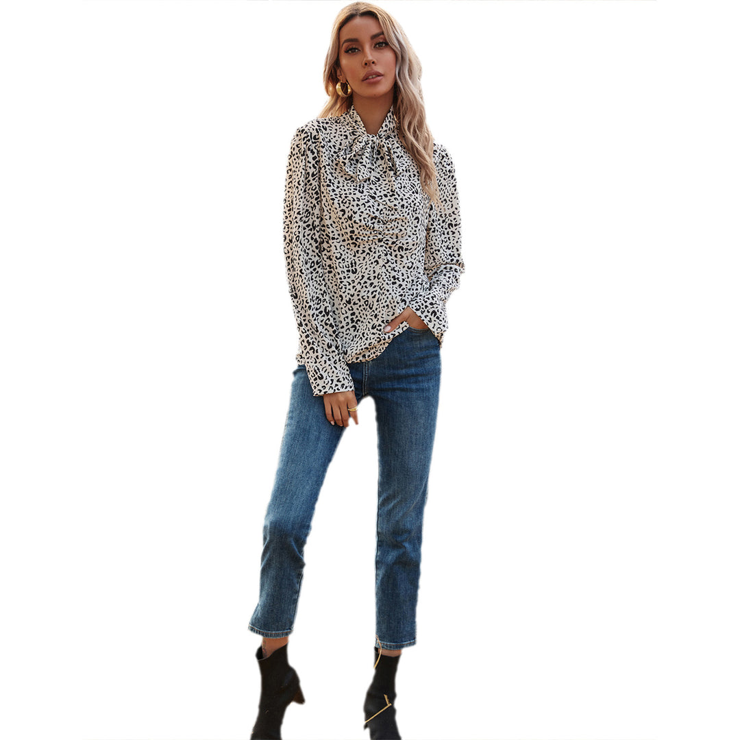 Kvindernes elegante bluse med flæse detaljer og ædel leopard mønster Stilla