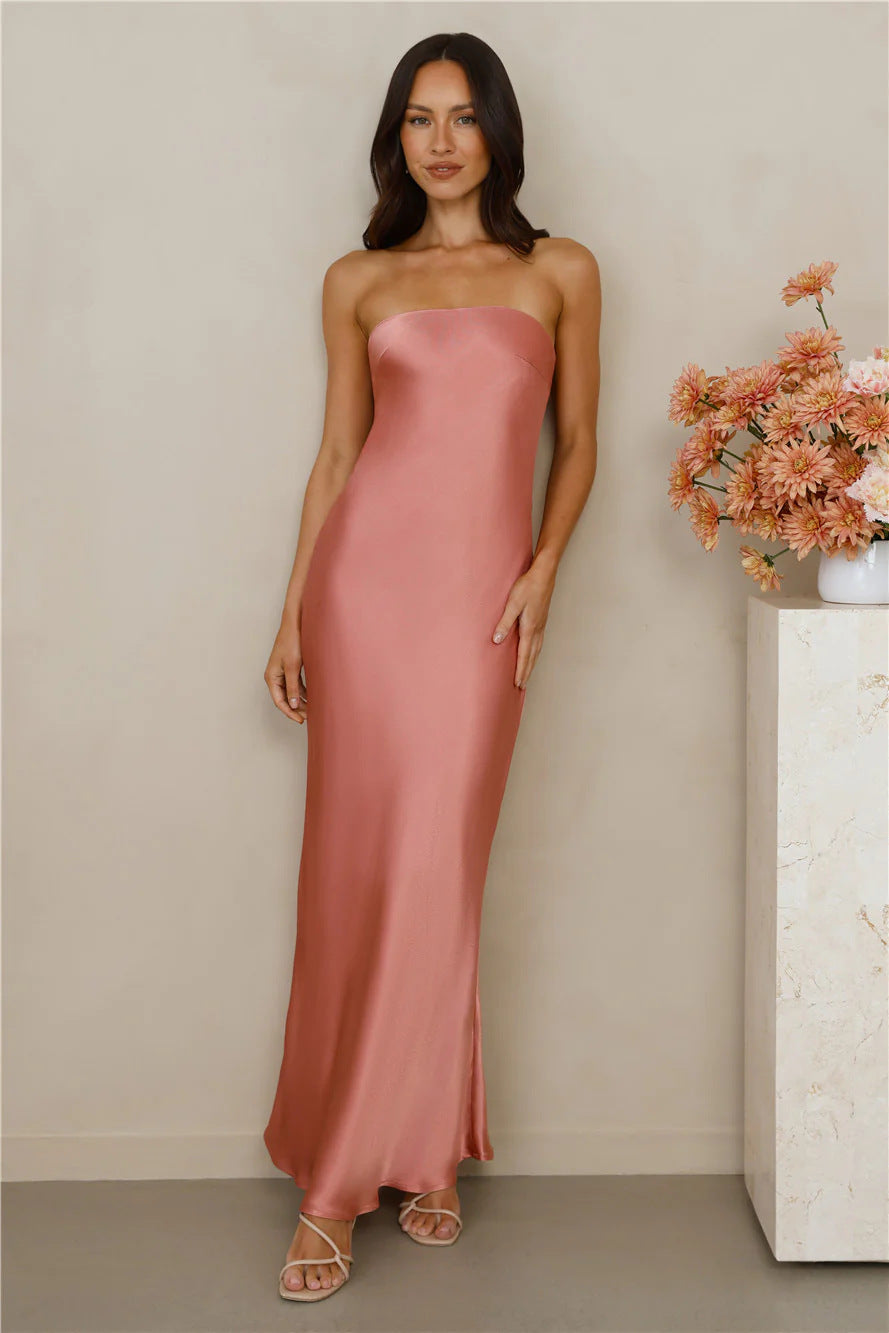Kvinders elegante off-shoulder maxi kjole lavet af satinlignende materiale