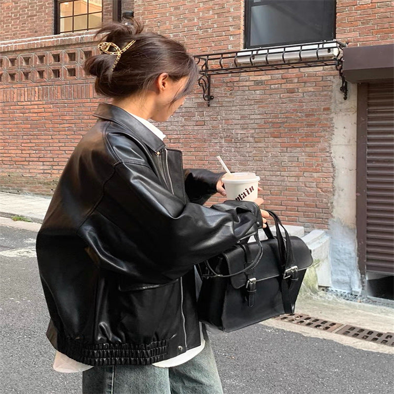 Kvinders mode læderjakke med oversized ærmer og elastisk kant Skovae