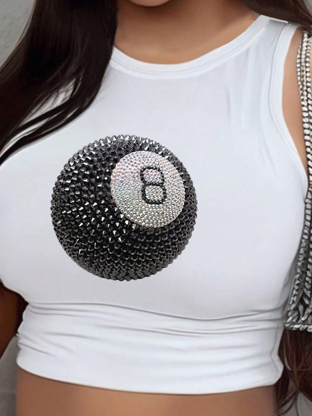 Dame Crop-top med moderne grafiktryk og trendy spænde Skovae