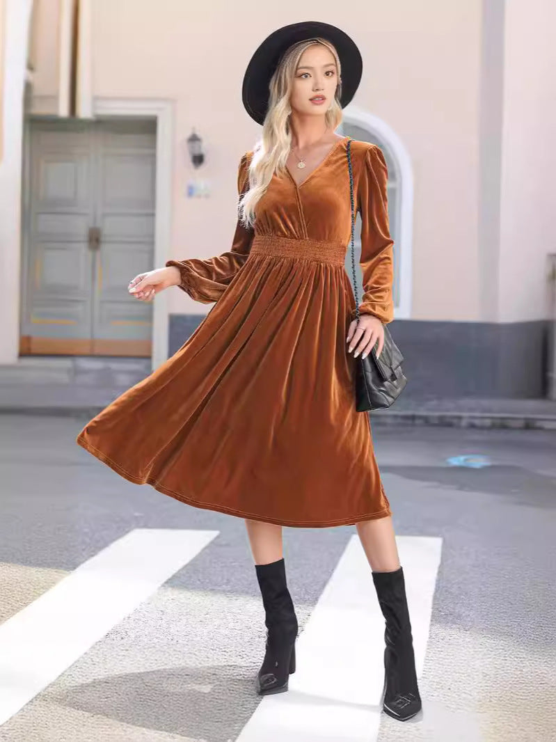 Dame Fløjls-Midi-Kjole med V-udskæring og elegant rynke design Stiila