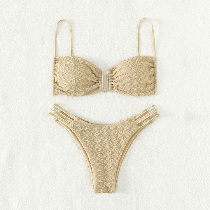 Dame luksus bikini med elegant ruffle-design og gyldne accenter Skovae