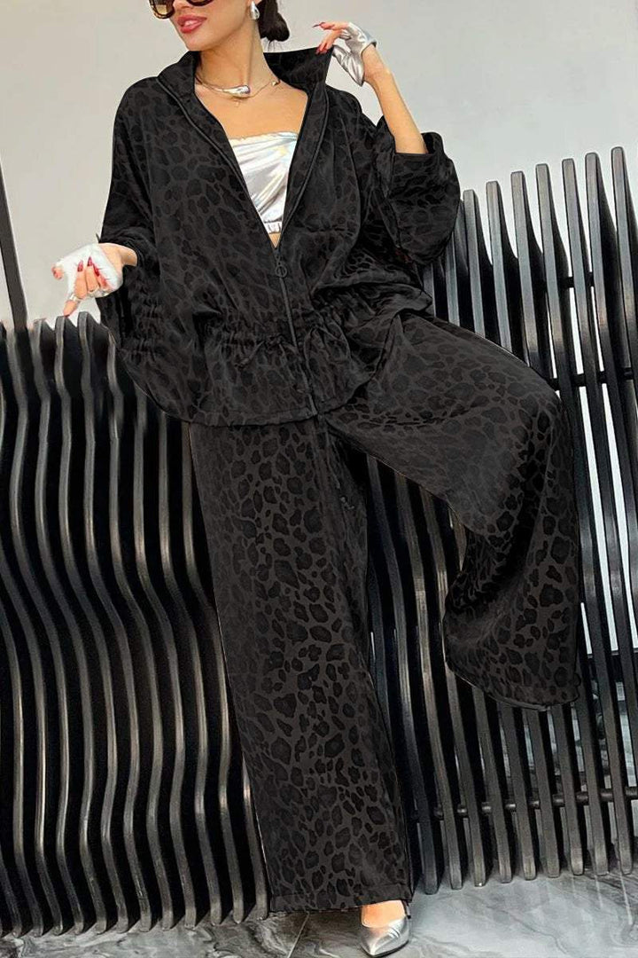 Dame Lounge-sæt med modigt leopardprint og afslappet snit Stilla