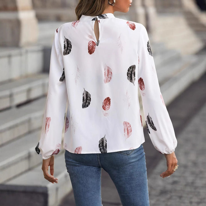 Damebluse med fortryllende fjerdesign og lette puffærmer Stilla