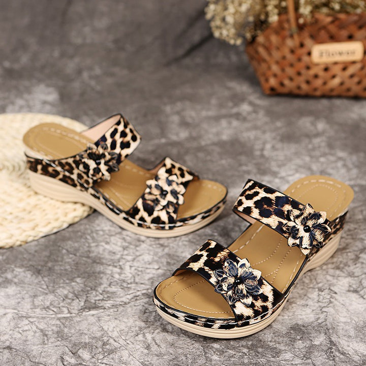 Dame komfortable Wedge-sandaler med blomsterapplikation og elastiske remme Stilla