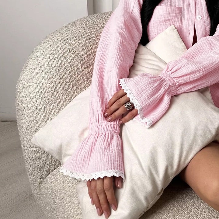 Dame afslappet natbluse med voluminøse ærmer og elegante spidsdetaljer Stilla