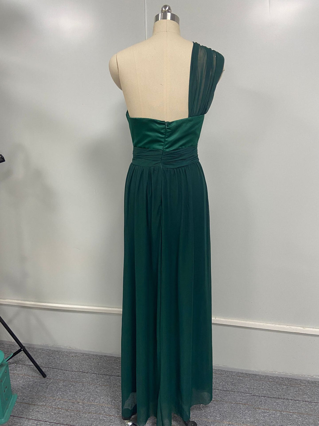 Dame maxikjole med skulderfri snit og flydende chiffon stil