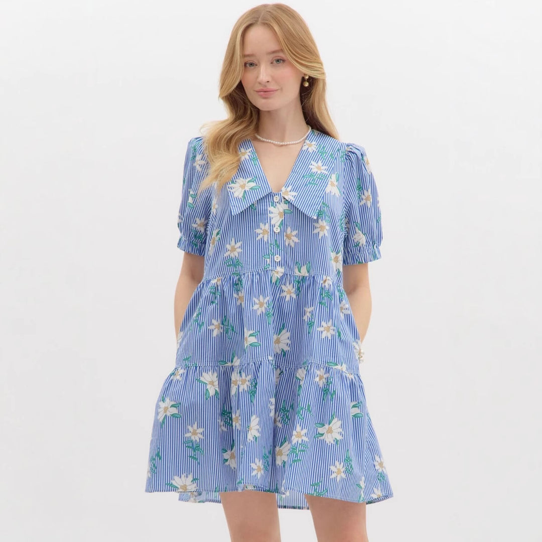 Dame blomsterkjole med stribet design og knapliste Skovae