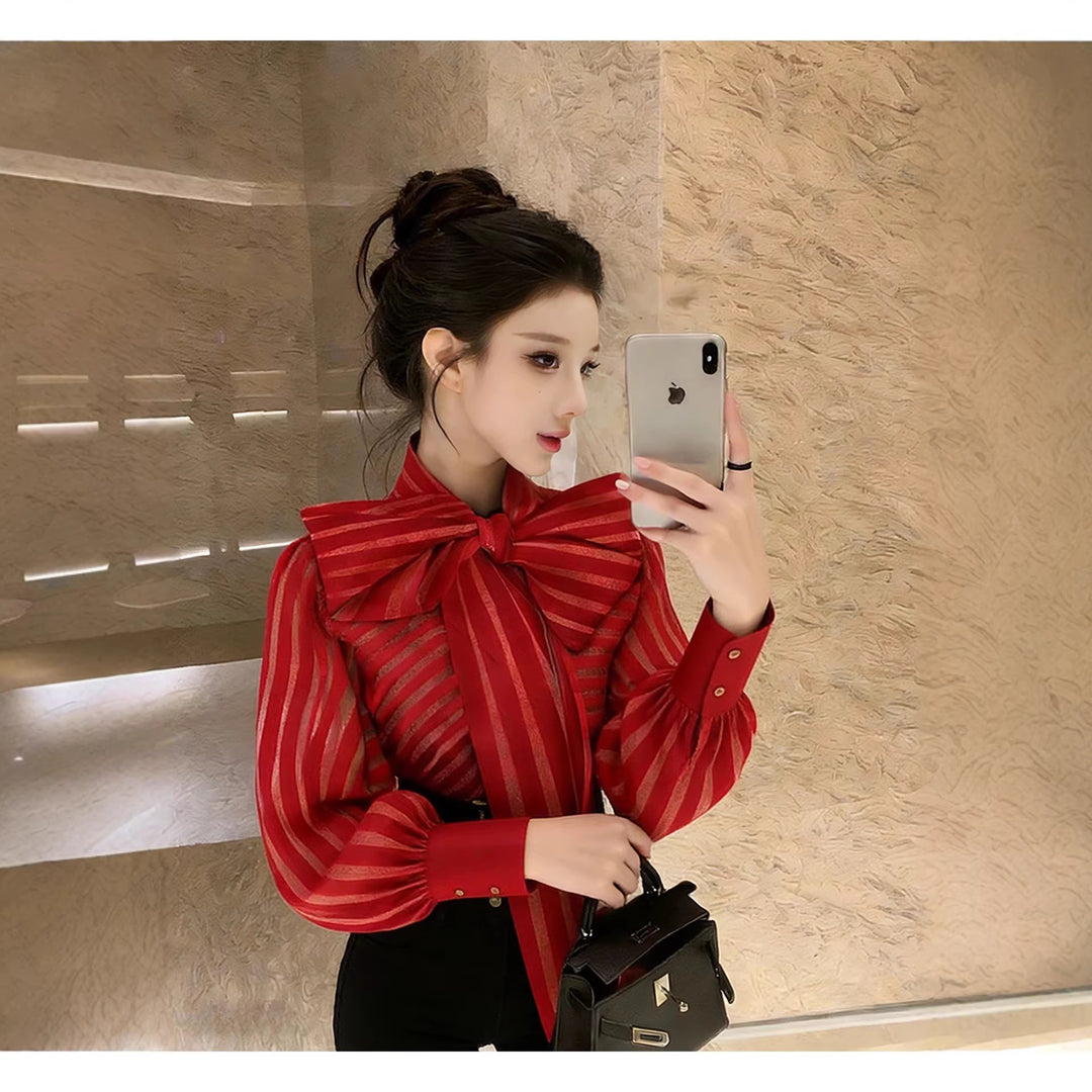 Dame Elegant bluse med voluminøs sløjfekrave og trendy stribemønster Skovae
