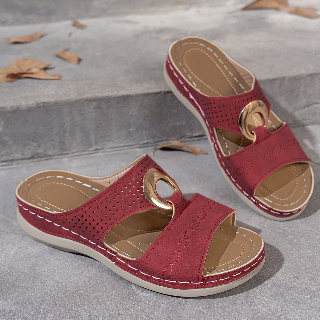 Dame komfort-sandaler med moderne cut-out-design og elegance metal element Stilla