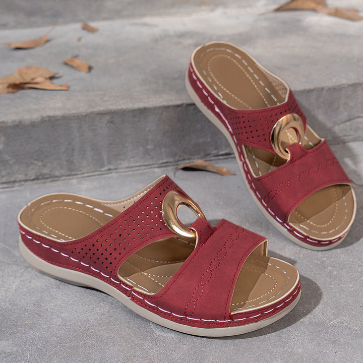 Dame komfort-sandaler med moderne cut-out-design og elegance metal element Stilla