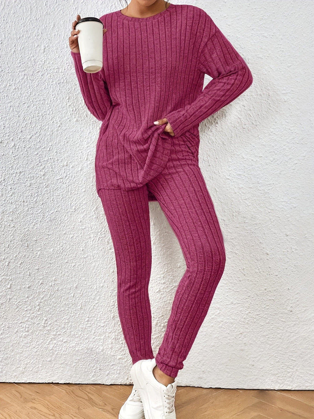 Dame afslappet langærmet top med praktisk lommefunktion og matchende leggings Stilla