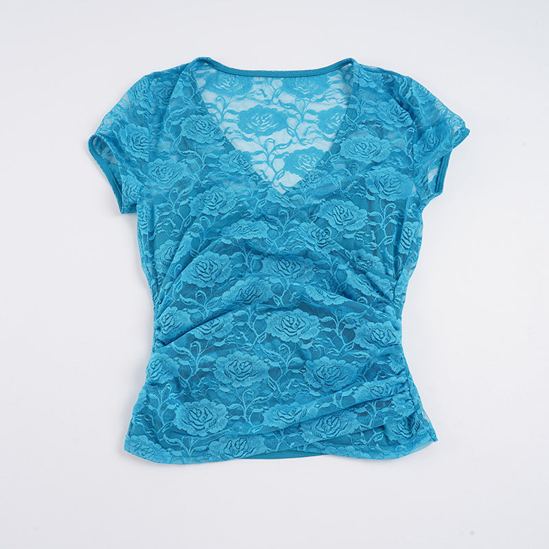 Dame spids top med elegant rynkning og blomstret design Skovae