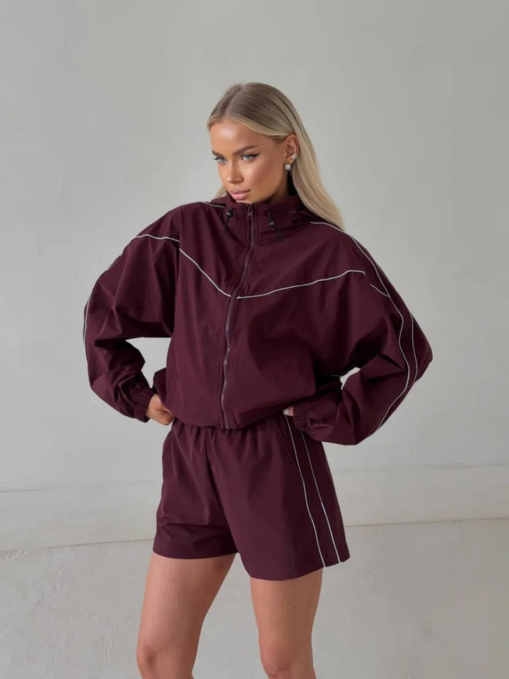 Kvindernes sporty sæt bestående af en jakke med høj krave og shorts i urban stil