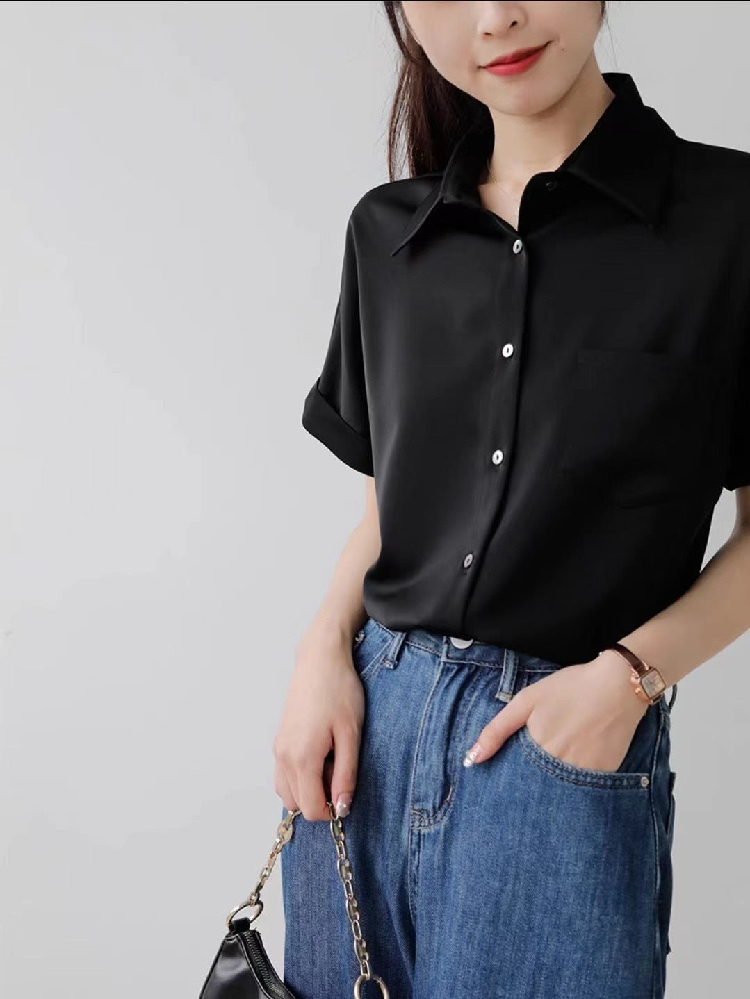 Dame satinbluse med moderne krave og elegante rulleærmer Skovae