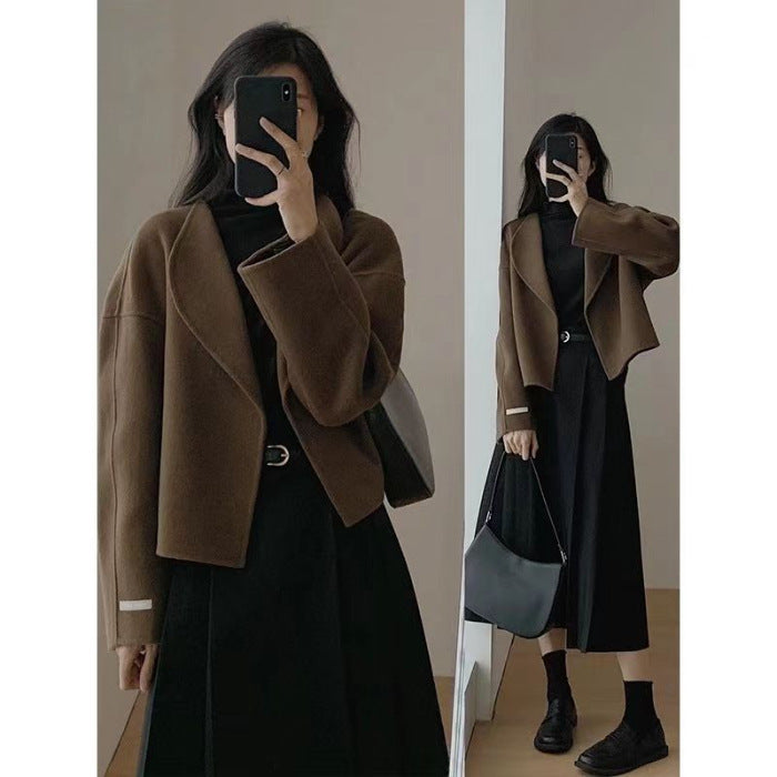 Dame Fashion Kort Jakke med Chic Snit og Detaljerige Sømmene Skovae