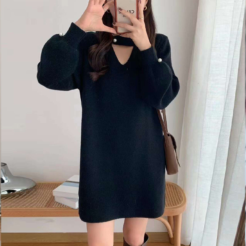 Femme Elegante V-Hals Strikkjole med Knapdetalje Stilla