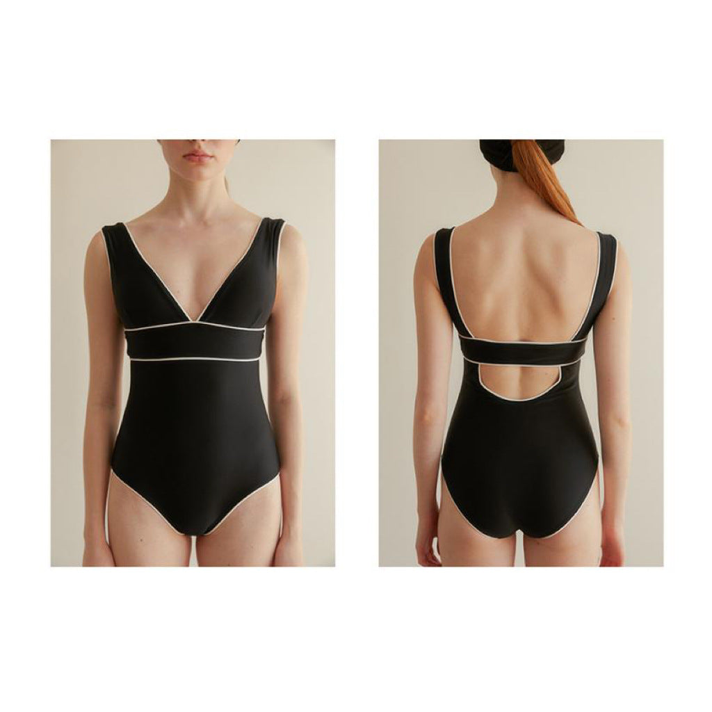 Dame Elegant Én-dels Badedragt med sporty V-hals og figurskabende accenter Stilla