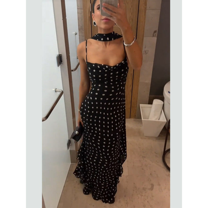 Dameaftenkjole med polka prikker og elegant silhuet Stilla
