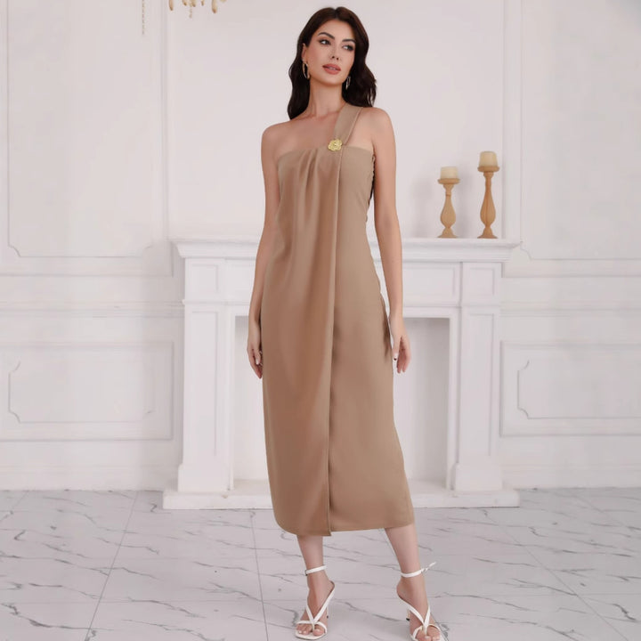 Kvindernes elegante off-the-shoulder maxi kjole med dekorativ detalje