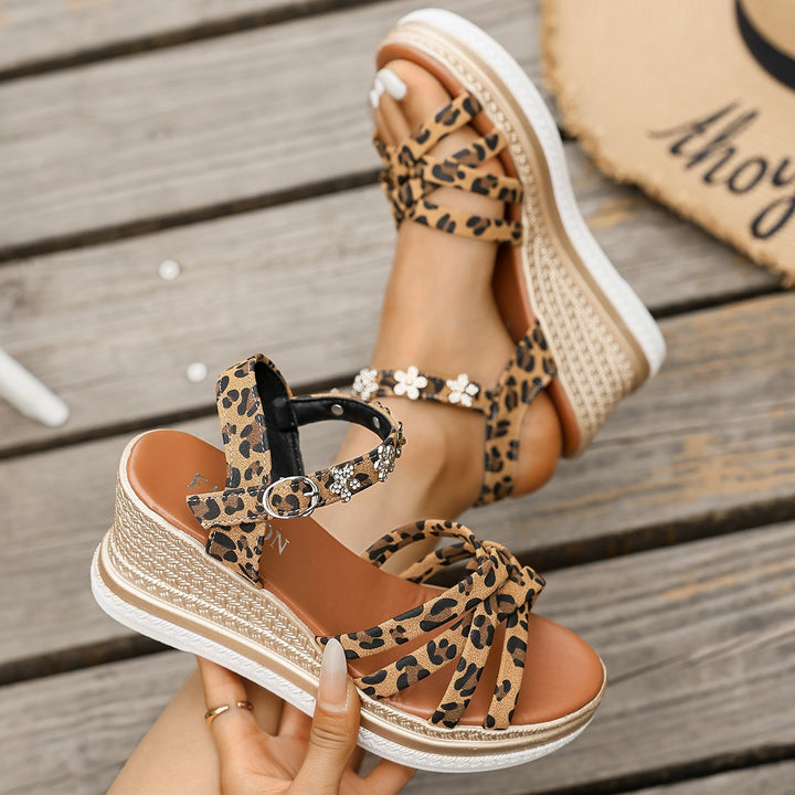Dame Wedge-sandaler med florale strass-accenter og moderne leopardmønster Stilla