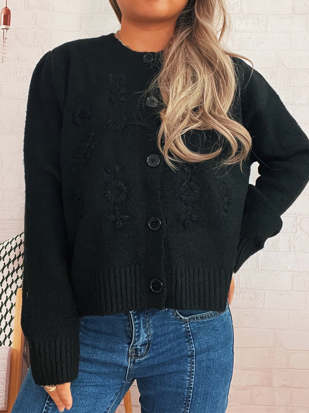 Kvinders løstsiddende strik cardigan med blomsterapplikationer og knapdetaljer Stilla