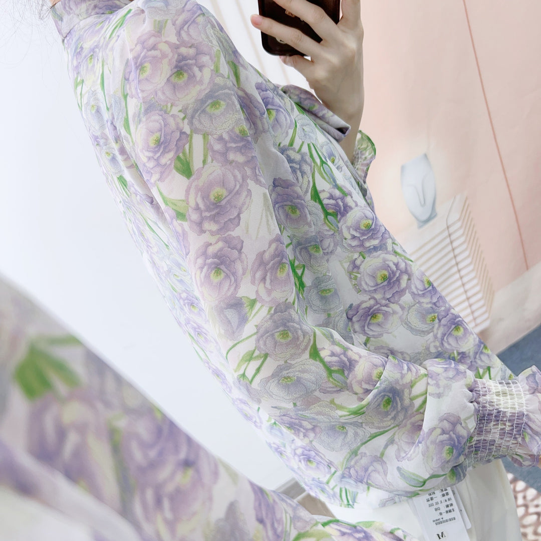 Dame chiffonbluse med dekorativt bindebånd og florale accenter Stilla